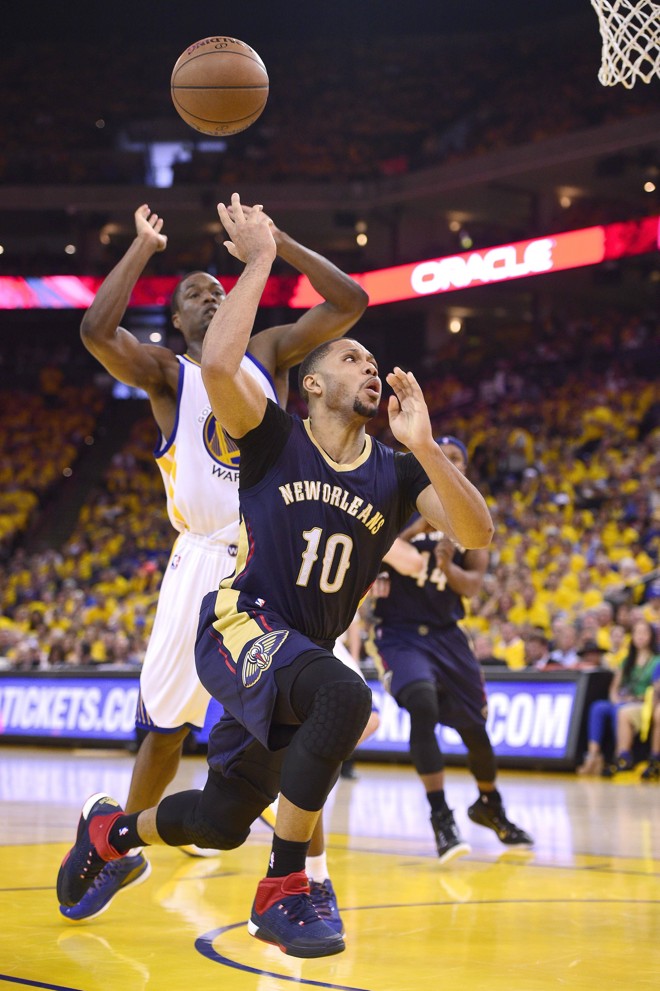 ONDE VAI, AMIGUINHO? Eric Gordon caminhava para a bandeja, mas Harrison Barnes estragou a brincadeira deibaixo da cesta. | JOHN G. MABANGLO/EFE