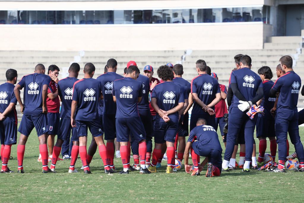 Jogadores do Paraná treinam na Vila Capanema para o jogo desta noite no Couto Pereira. Fase mata-mata do Estadual serve de análise para a montagem do grupo para a Segundona. | Ivonaldo Alexandre/Gazeta do Povo