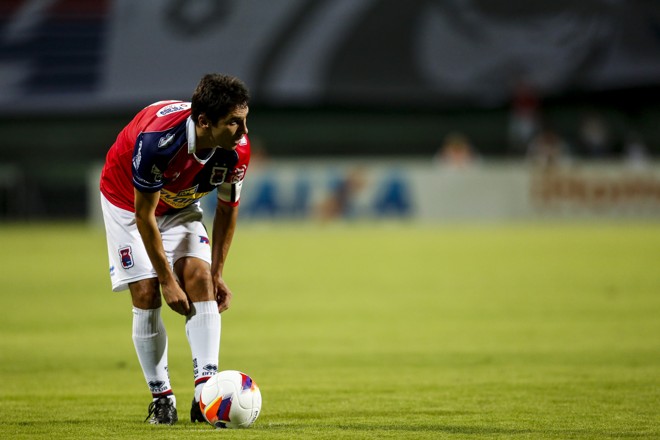 Lucio Flavio ajeita o meião antes de por a bola na área. | Brunno Covello/Gazeta do Povo