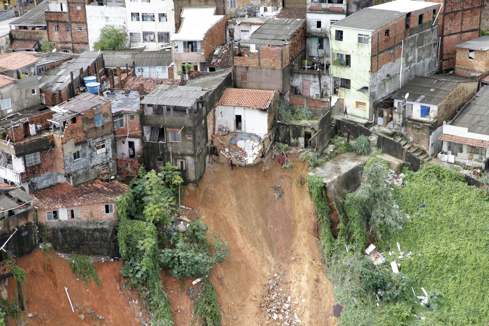Bairro do Lobato, em Salvador (BA), um dos pontos afetados por deslizamentos na capital baiana | Manu Dias/Governo da Bahia