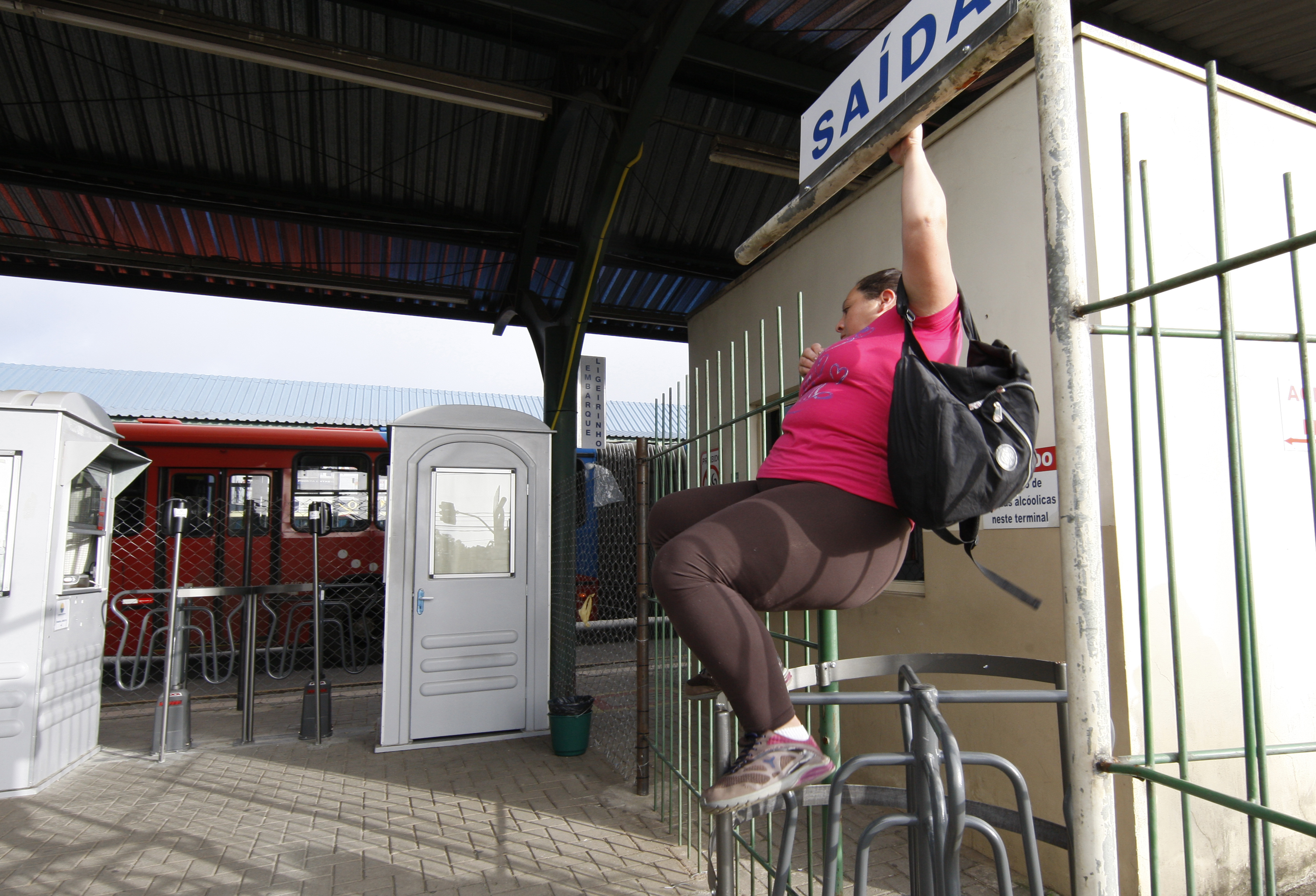 G.R., que paga oito passagens por dia, considera a tarifa injusta | Aniele Nascimento/Gazeta do Povo