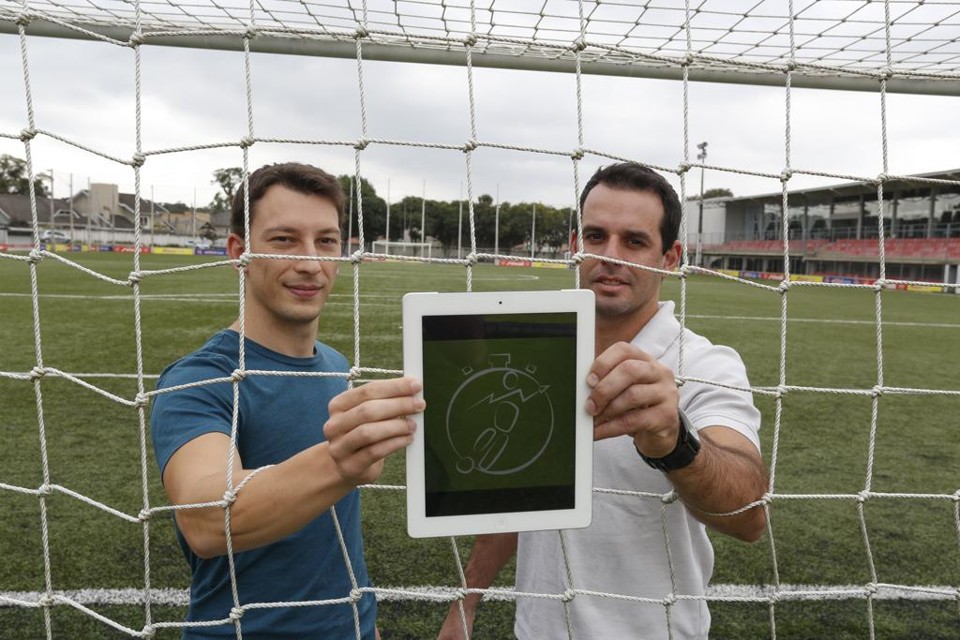 Eduardo Zarpelon e o sócio Vitor Hugo Padilha: tecnologia aliada ao esporte  traz agilidade na avaliação de atletas | Henry Milleo/Gazeta do Povo