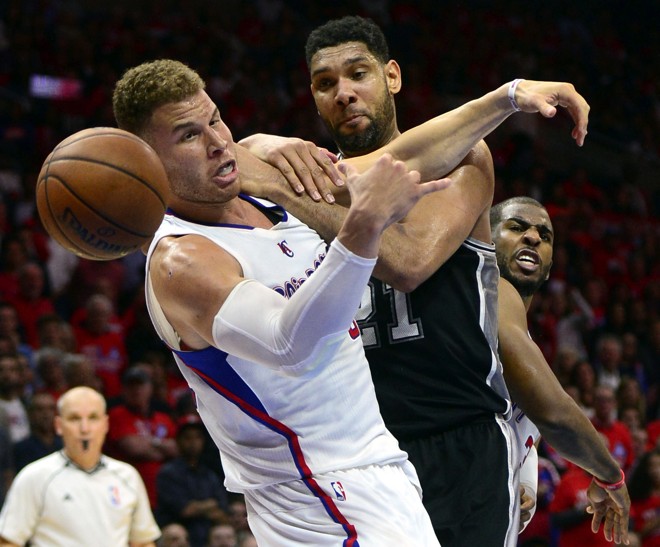 GENTE GRANDE! Blae Griffin, do Clippers, levou a pior na partida contra o San Antonio Spurs, de Tim Duncan. | Michael Nelson/EFE
