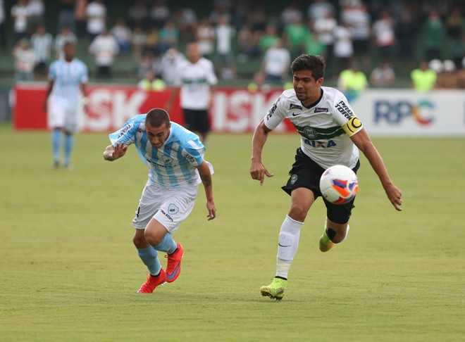 Leandro Almeida voltou à zaga do Coritiba com a braçadeira de capitão e a missão de segurar Paulinho. | IVONALDO ALEXANDRE/GAZETA