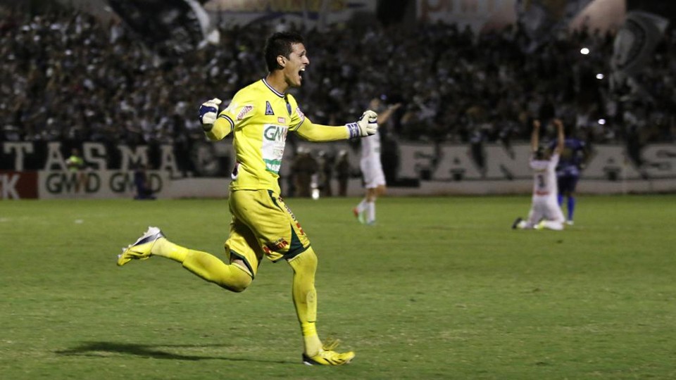Jhonatan, goleiro do Operário, comemora a classificação para a final do Campeonato Paranaense. | Josue Teixeira/Gazeta do Povo
