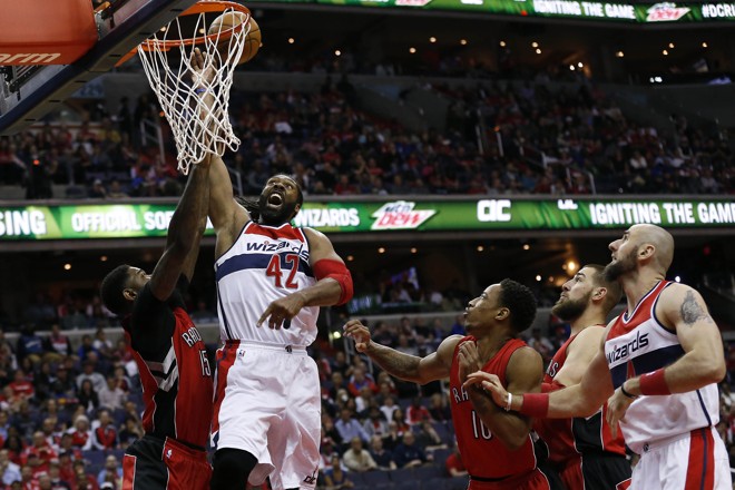 ENDIABRADO! Nenê foi bem na partida do Washington Wizards contra o Toronto Raptors. Ele marcou 10 pontos e ajudou os Wizards a avançar para as semifinais da Conferência Leste. | Geoff Burke/USA Today Sports