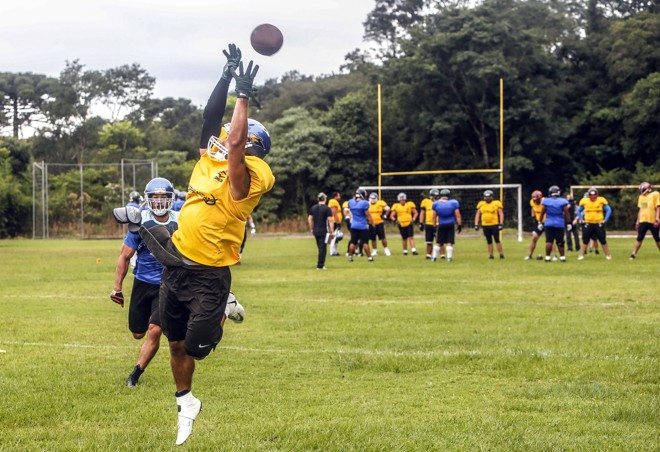 Seleção Brasileira de Futebol Americano fazendo um treinamento intensivo no feriado de Tiradentes na Unicentro em Irati, interior do Paraná. Seleção se prepara para a primeira participação do Brasil na Copa do Mundo de Futebol Americano. | Albari Rosa/gazeta do povo