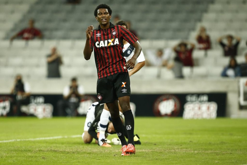 Douglas Coutinho está na mira do Porto | Hugo Harada/Gazeta do Povo