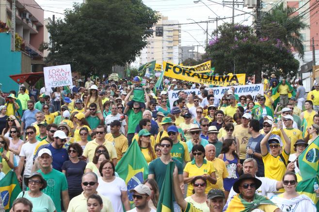 Marcha em Londrina: roupas e bandeiras com as cores verde e amarelo | Roberto Custódio/JL