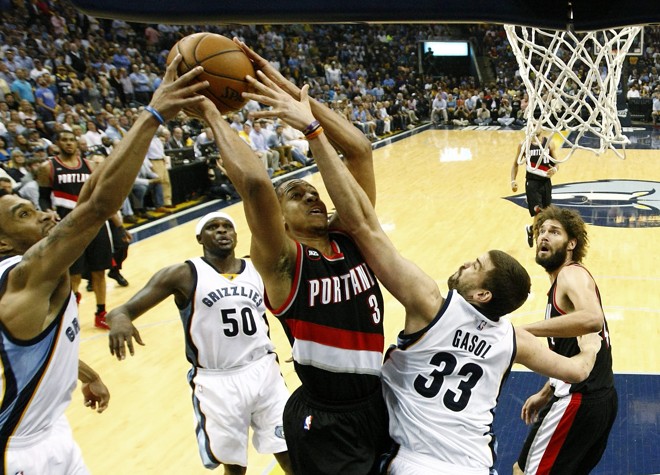 É MINHAAAAA!! CJ McCollum sofreu vários tipos de falta no mesmo lance. Courtney Lee até foi na bola, mas Marc Gasol meteu o bração na cara de McCollum para impedir a cesta. | Mike Brown/EFE