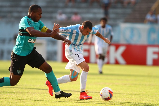 Capitão do Coritiba, Luccas Claro tenta parar Paulinho, o autor do gol. | Gilberto Abelha/Jornal de Londrina