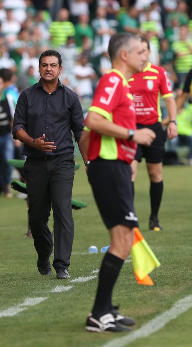 O técnico coxa-branca teve trabalho no primeiro tempo. | IVONALDO ALEXANDRE/GAZETA
