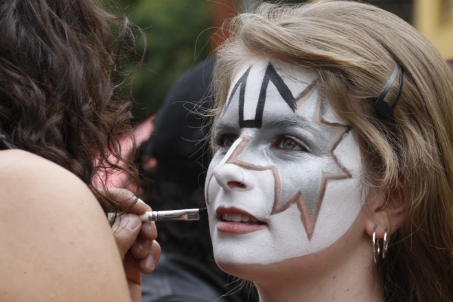 Outra fã se pinta de The Spaceman (máscara usada por Ace Frehley e Tommy Thayer). | Aniele Nascimento/Gazeta do Povo