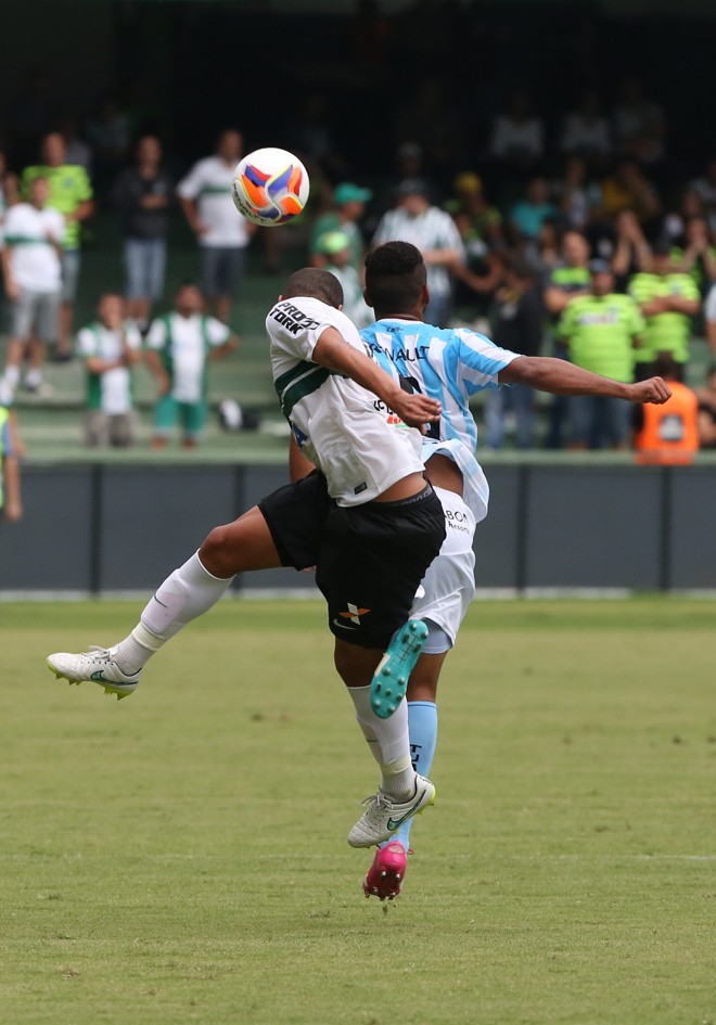 Wellinton ganha pelo alto a disputa com Weverton. | IVONALDO ALEXANDRE/GAZETA