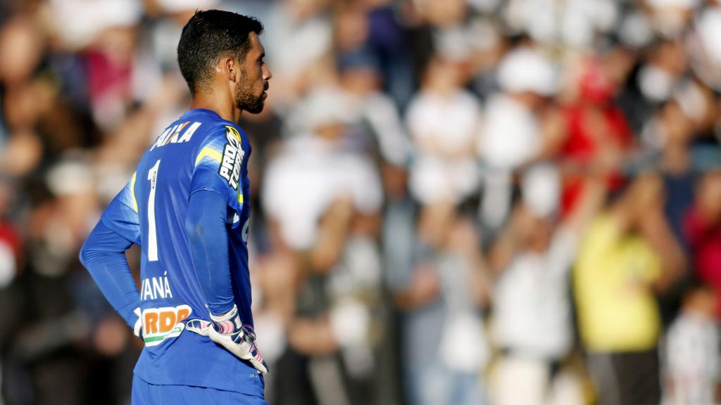 Goleiro Vaná falhou na partida contra o Operário em Ponta Grossa e terá de dar a volta por cima para dar o título estadual ao Coritiba. | Josue Teixeira/Gazeta do Povo