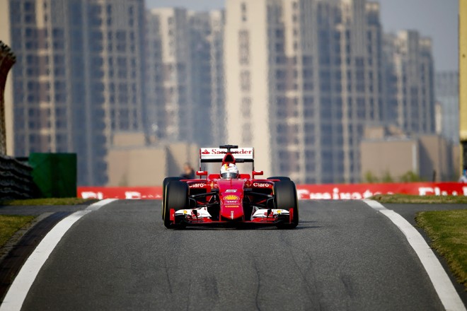 Sebastian Vettel larga em terceiro com a sua Ferrari. | DIEGO AZUBEL/EFE