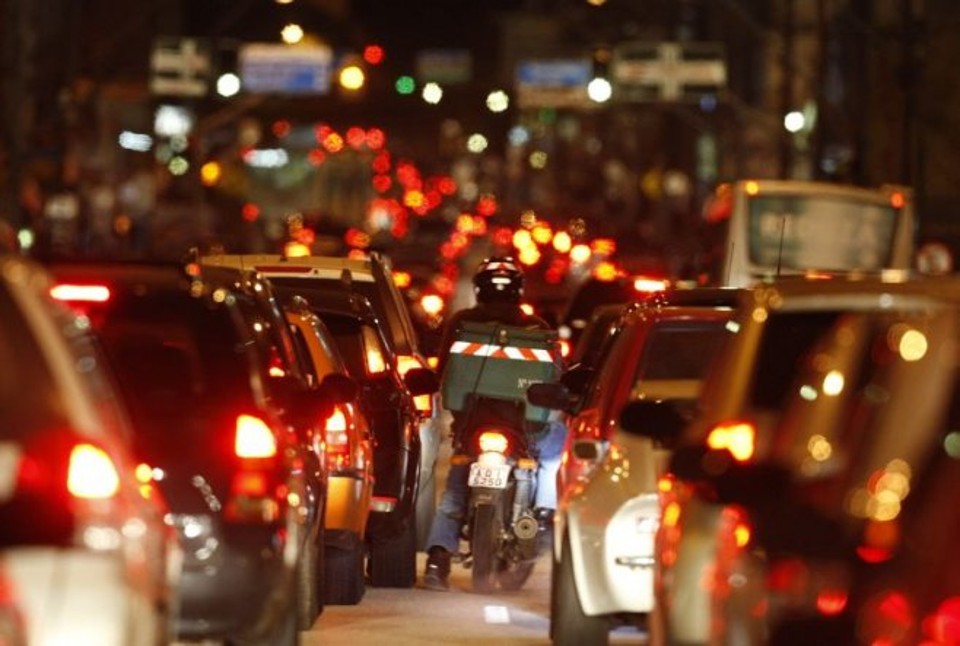 Estudo estima em 20% o aumento do tempo nos deslocamentos urbanos de 2013 a 2015 | Daniel Castellano/Gazeta do Povo