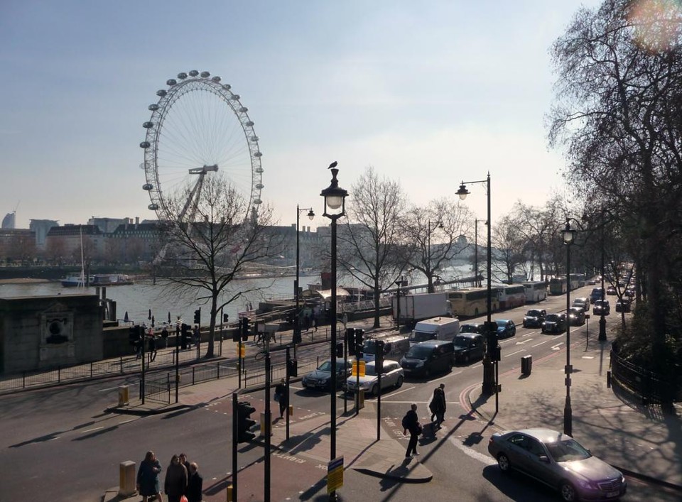 Roda-gigante London Eye, do outro lado do Rio Tâmisa, vista a partir da Victoria Embankment, na capital inglesa – cenário do romance A Pirâmide do Café, do italiano Nicola Lecca. | Lewis Clarke/Creative Commons