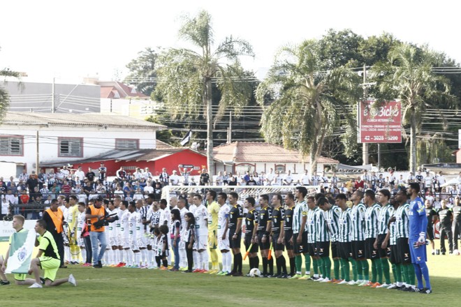Times perfilados antes do jogo no Germano Krüger |