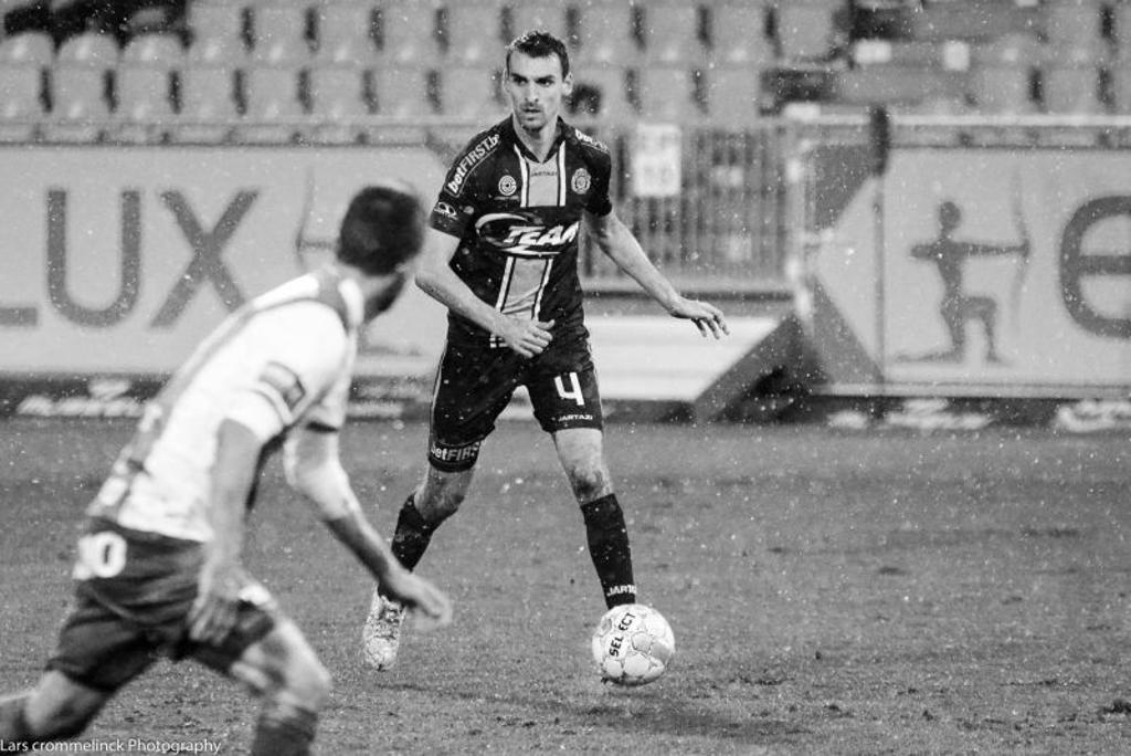 Gregory Mertens sofreu ataque cardíaco em campo. | Divulgação/Lokeren