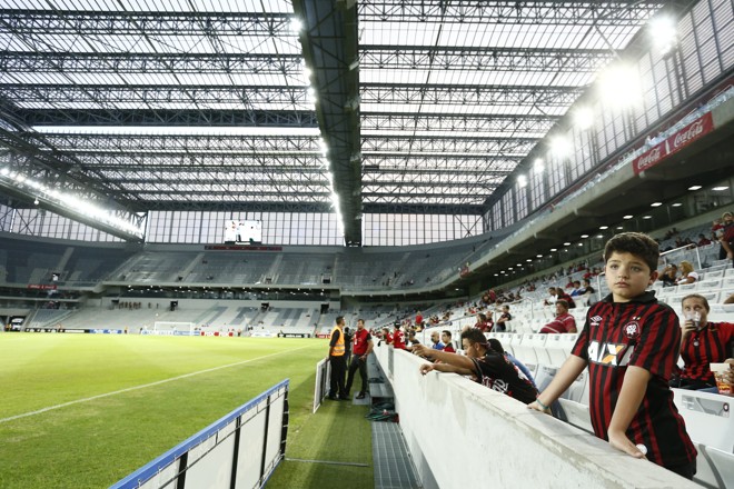 O torcedor atleticano que chegou à Arena da Baixada deparou-se com o teto fechado do estádio totalmente fechado. | Hugo Harada/Gazeta do Povo