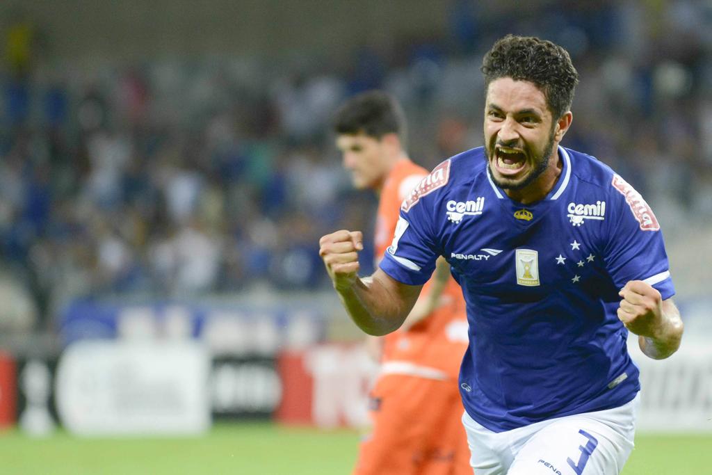 Zagueiro Léo marcou o segundo gol do Cruzeiro na vitória sobre o Universitario Sucre na Libertadores. | Yuri Edmundo/Folhapress