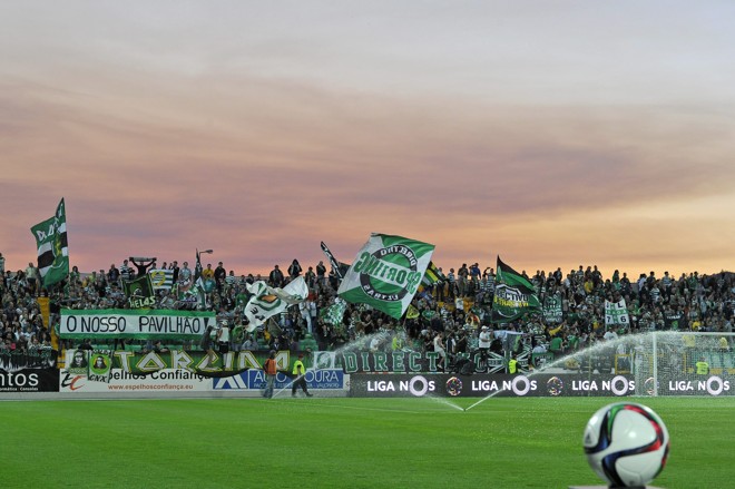 CREPÚSCULO: Torcida do Sporting Lisboa invade o acanhado estádio do Paços de Ferreira, em partida do campeonato português. | OCTAVIO PASSOS/EFE