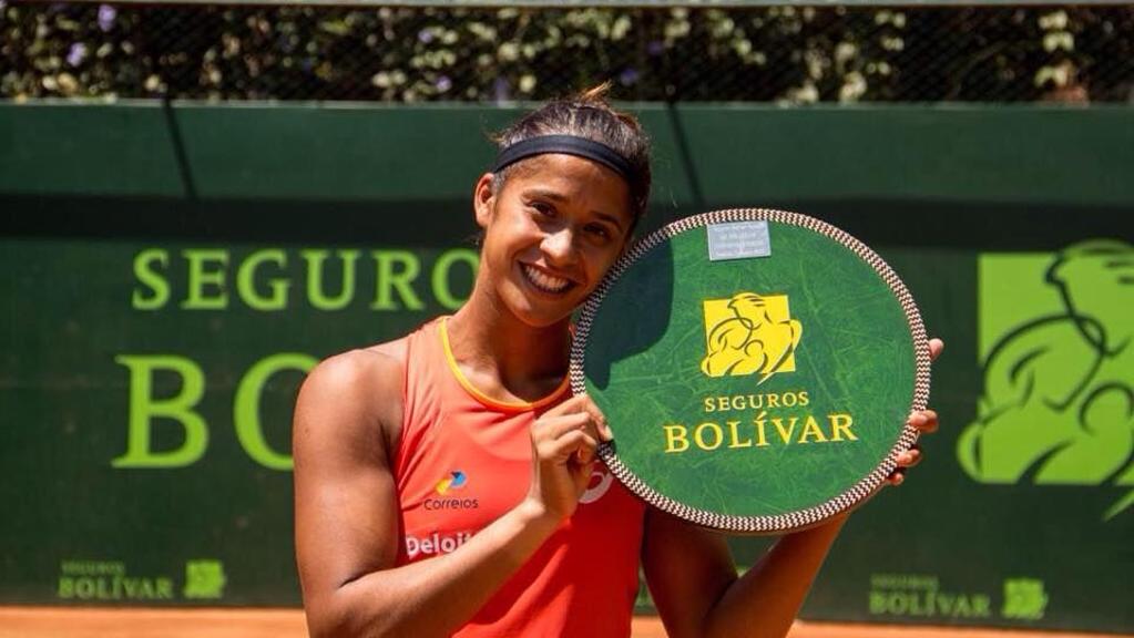 Teliana Pereira segura o troféu de Medellín, primeiro desde 2013. | Divulgação