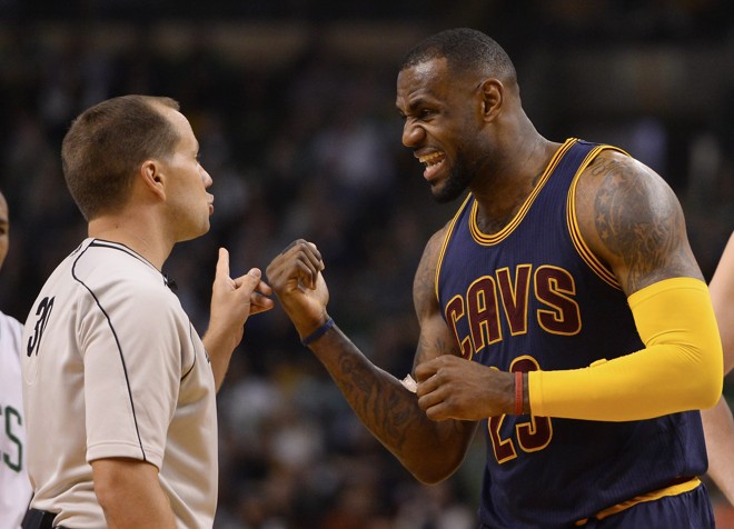 FOI ELE! Joga bem, mas LeBron James é um reclamão. Para variar, não concordou com uma decisão da arbitragem na partida contra o Boston Celtics. | CJ Gunther/EFE