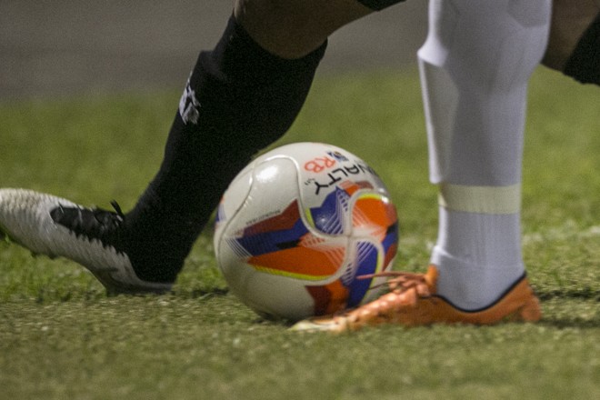 A bola foi maltratada em alguns momentos no Caranguejão. | Marcelo Andrade/Gazeta do Povo