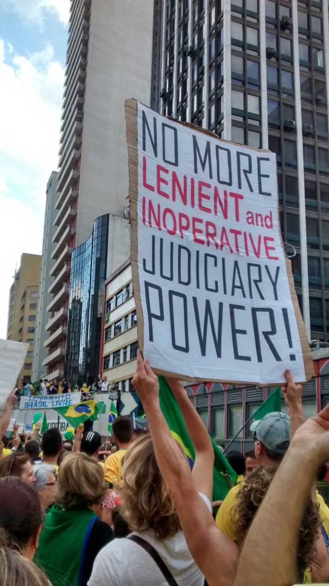 Para inglês ver: manifestantes criticaram a leniência e a ineficiência do Poder Judiciário. | Gazeta do Povo
