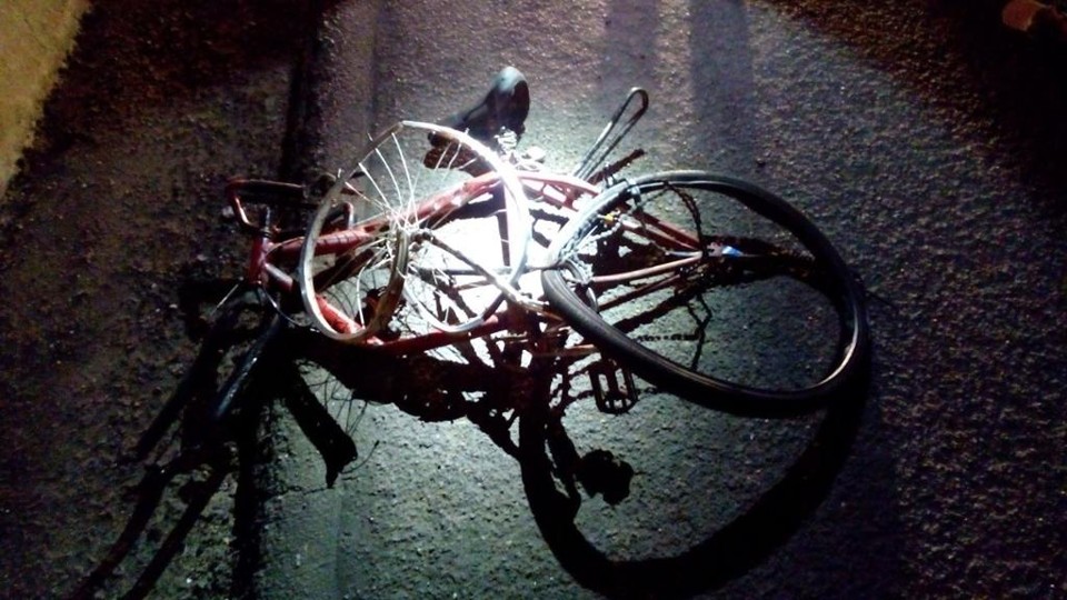Bicicleta ficou destruída depois de o ciclista ser atropelado por um carro no domingo. | Divulgação/PRF