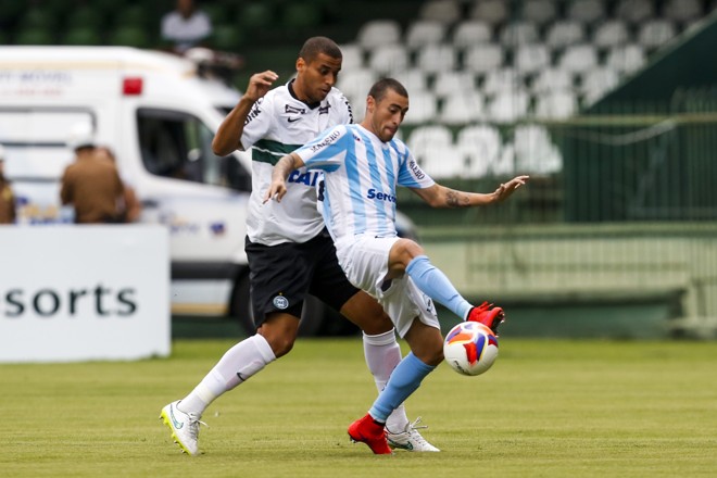 Wellinton foi outra novidade, jogando como terceiro zagueiro e lateral esquerdo. | Brunno Covello/Gazeta do Povo