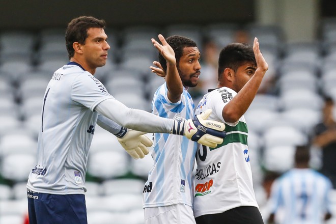 Vitor orienta a marcação sobre Rafhael Lucas. | Brunno Covello/Gazeta do Povo