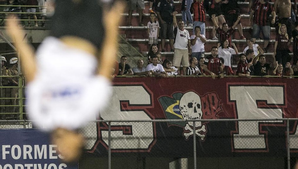 Felipe comemora com cambalhota o gol de empate do Atlético. | Marcelo Andrade/Gazeta do Povo