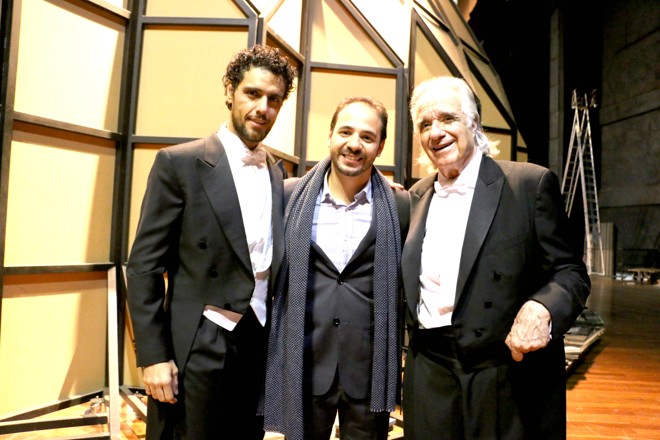 Idealizador da Opera Orchestra Curytiba, o empresário Rogério Mendes Jr. (ao centro) encontrou-se com o maestro João Carlos Martins e o tenor Thiago Arancam após o concerto da orquestra Bachiana Filarmônica Sesi-SP no Teatro Positivo – Grande Auditório. | 