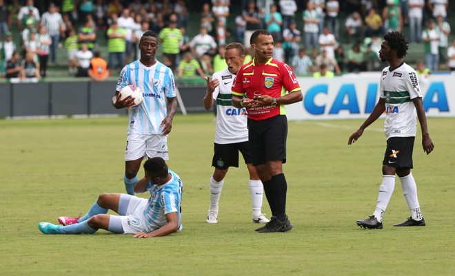 Edvaldo Elias da Silva tratou de buscar o controle do jogo desde o início. | IVONALDO ALEXANDRE/GAZETA