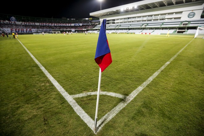 Com bandeirinha e arquibancada tricolores e Setor Pro Tork coxa-branca, o Couto Pereira teve seu dia de Arena Paratiba. | Brunno Covello/Gazeta do Povo