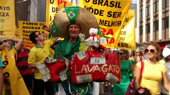 O aposentado Anacleto Chamano, de 68 anos, participou pela segunda vez das manifestações. Ele carregava a “mala do petrolão”,em alusão às denúncias de desvio de dinheiro na Petrobras. “Dizem que político é tudo igual, mas Getúlio Vargas criou a Petrobras e o PT acabou com ela”, disse. | Gazeta do Povo