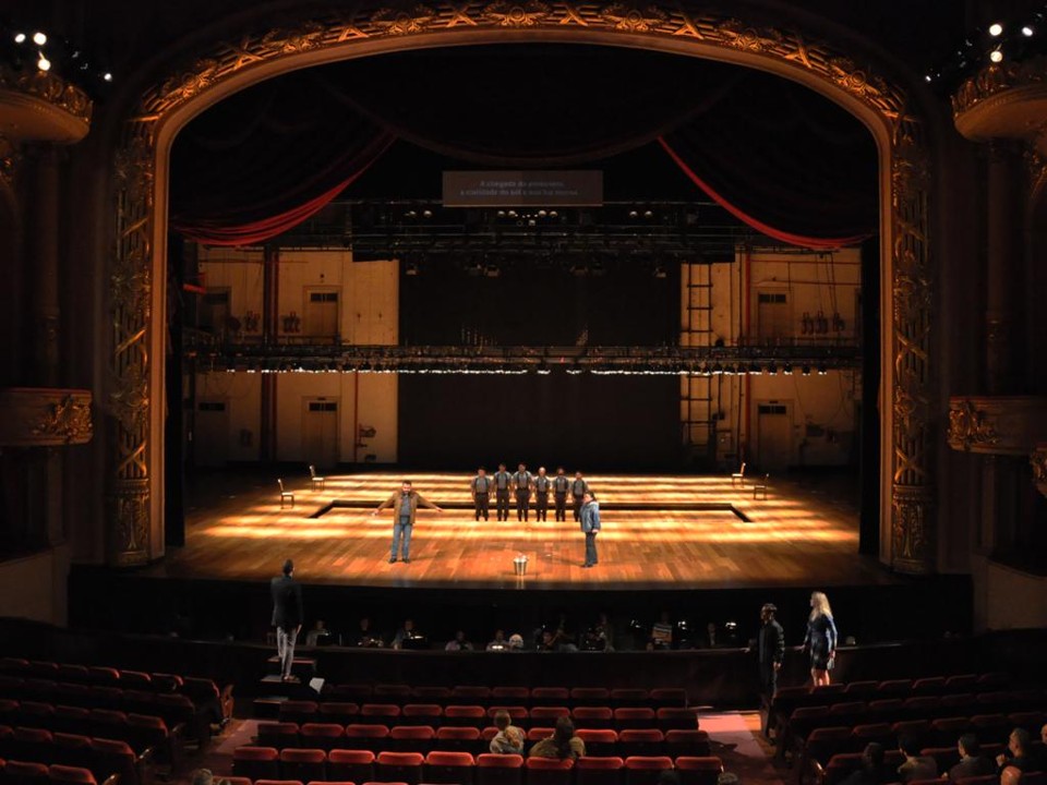 Palco do tradicional teatro recebe encenação contemporânea. | Divulgação