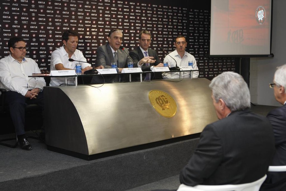 Petraglia fala em entrevista coletiva sobre o teto retrátil da Arena da Baixada e admite “obrigação social” do clube. | Aniele Nascimento/Gazeta do Povo