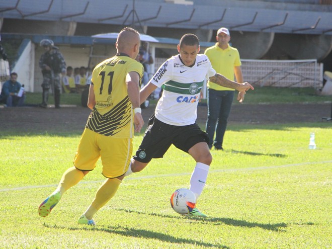 Wellington Paulista, cercado por Marquinhos, busca a virada de jogo. | Divulgação/ Coritiba