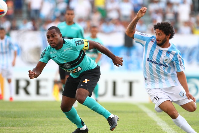 Luccas Claro e Arthur correm atrás da bola: atacante londrinense está suspenso do segundo jogo. | Gilberto Abelha/Jornal de Londrina