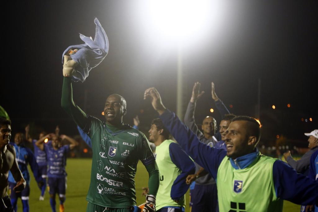 Comemoração do time do Foz foi liderada pelo goleiro Édson Bastos | Albari Rosa/Gazeta do Povo