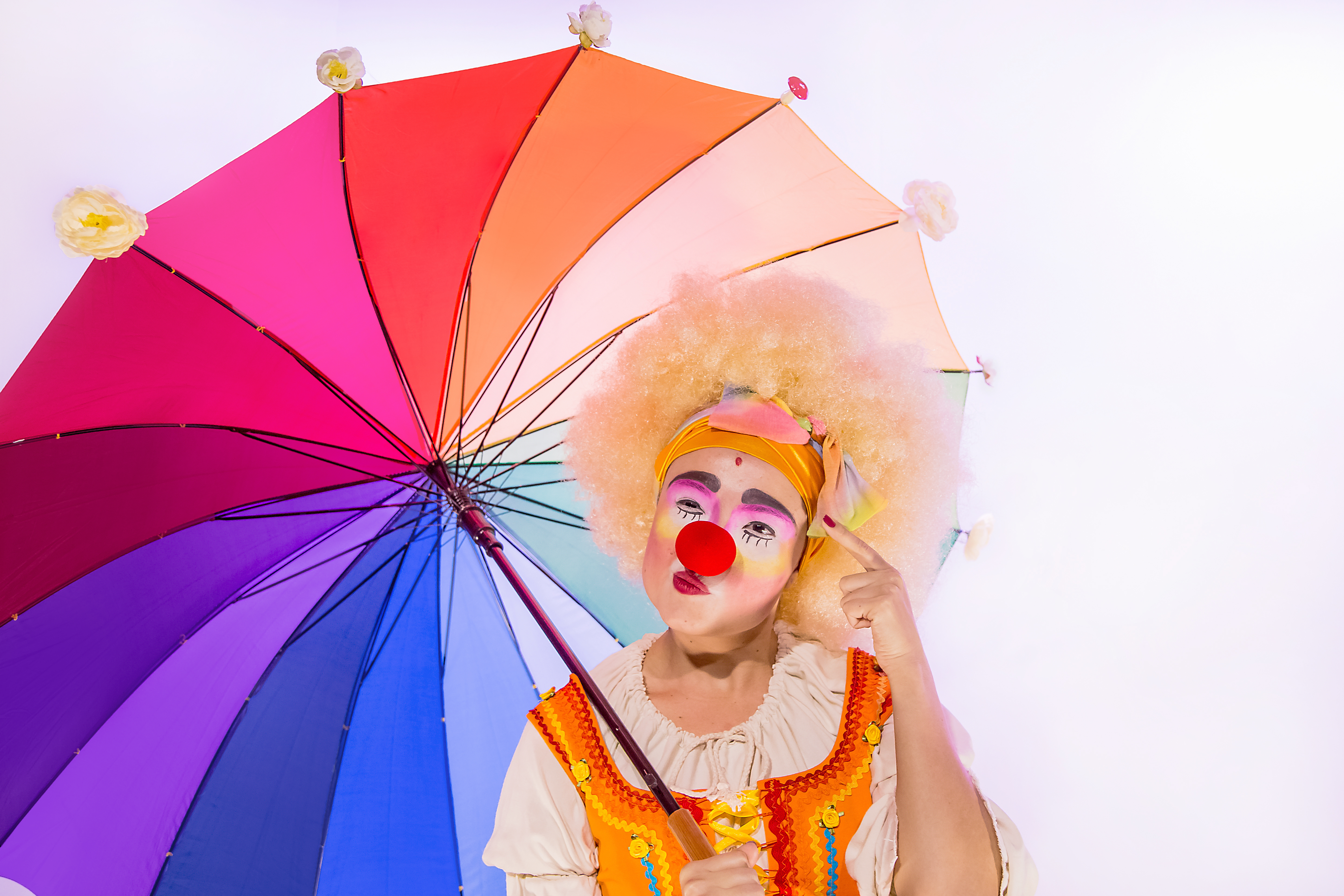 Cômico: a babá de Julieta “montada” como palhaça. | Larissa Nowak/Divulgação