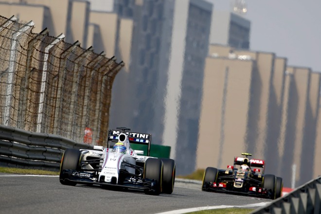 Felipe Massa e Pastor Maldonado: próximos na pista, mas não no grid. | DIEGO AZUBEL/EFE