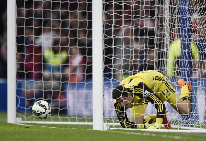 Restou ao badalado goleiro apenas tirar a bola do fundo da rede. | Tony O'Brien/REUTERS