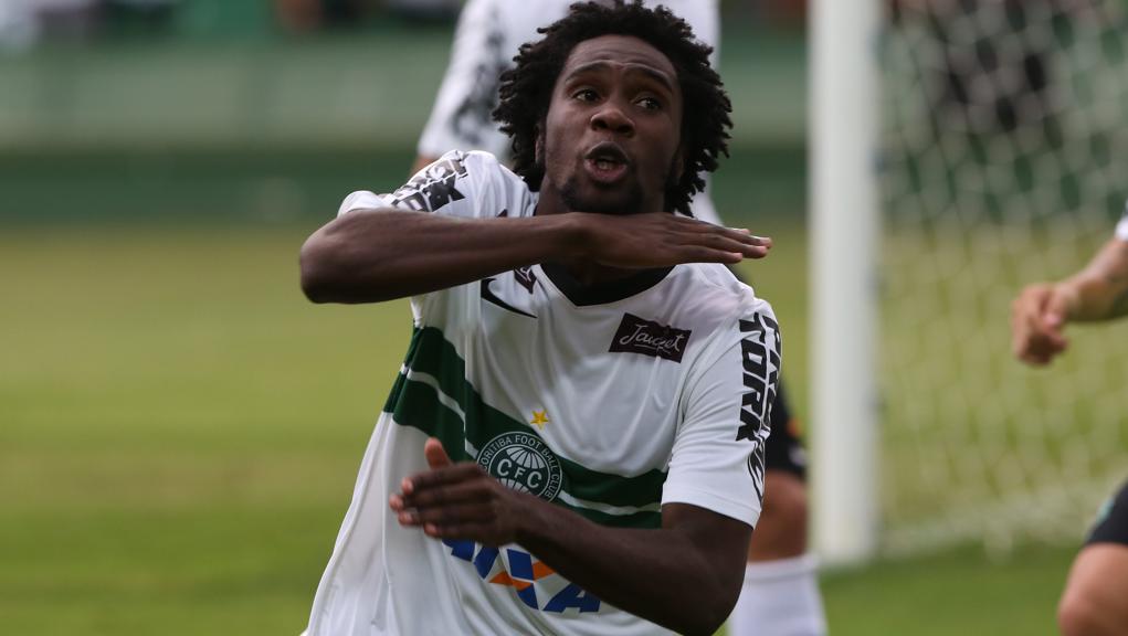 Negueba deu o primeiro golpe no fulminante início de segundo tempo do Coritiba: jogo decidido em três minutos. | Ivonaldo Alexandre/ Gazeta do Povo