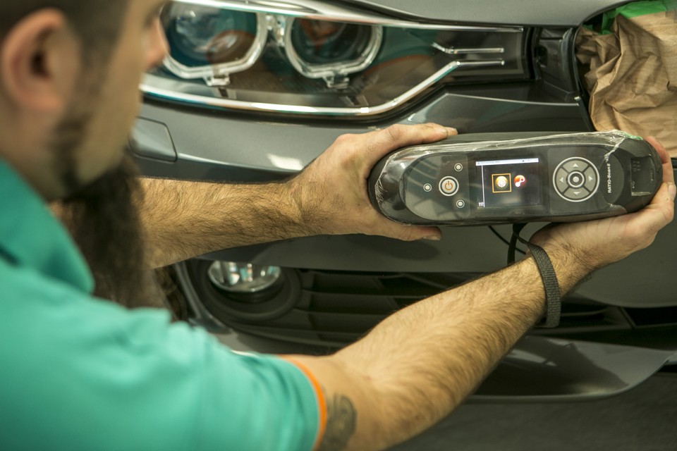 O espectrofotômetro faz o diagnóstico da cor na lataria para a mistura da tinta ser fiel à original. | Marcelo Andrade/Gazeta do Povo