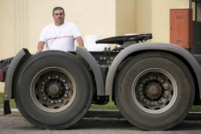 Nilton César questiona se o governo irá construir pontos de paradas para os caminhoneiros. | 